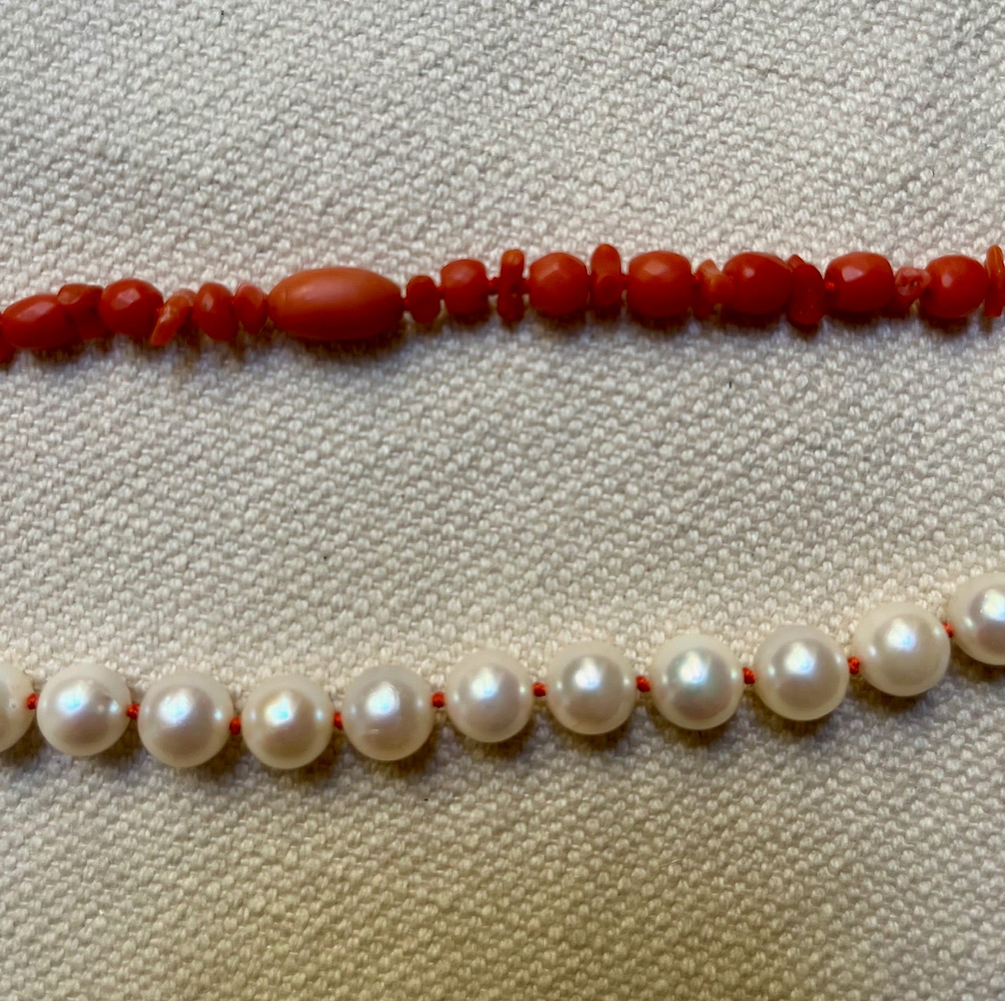 Collier vintage transformé: perles de culture montées sur fil de soie orangé, et corail naturel
