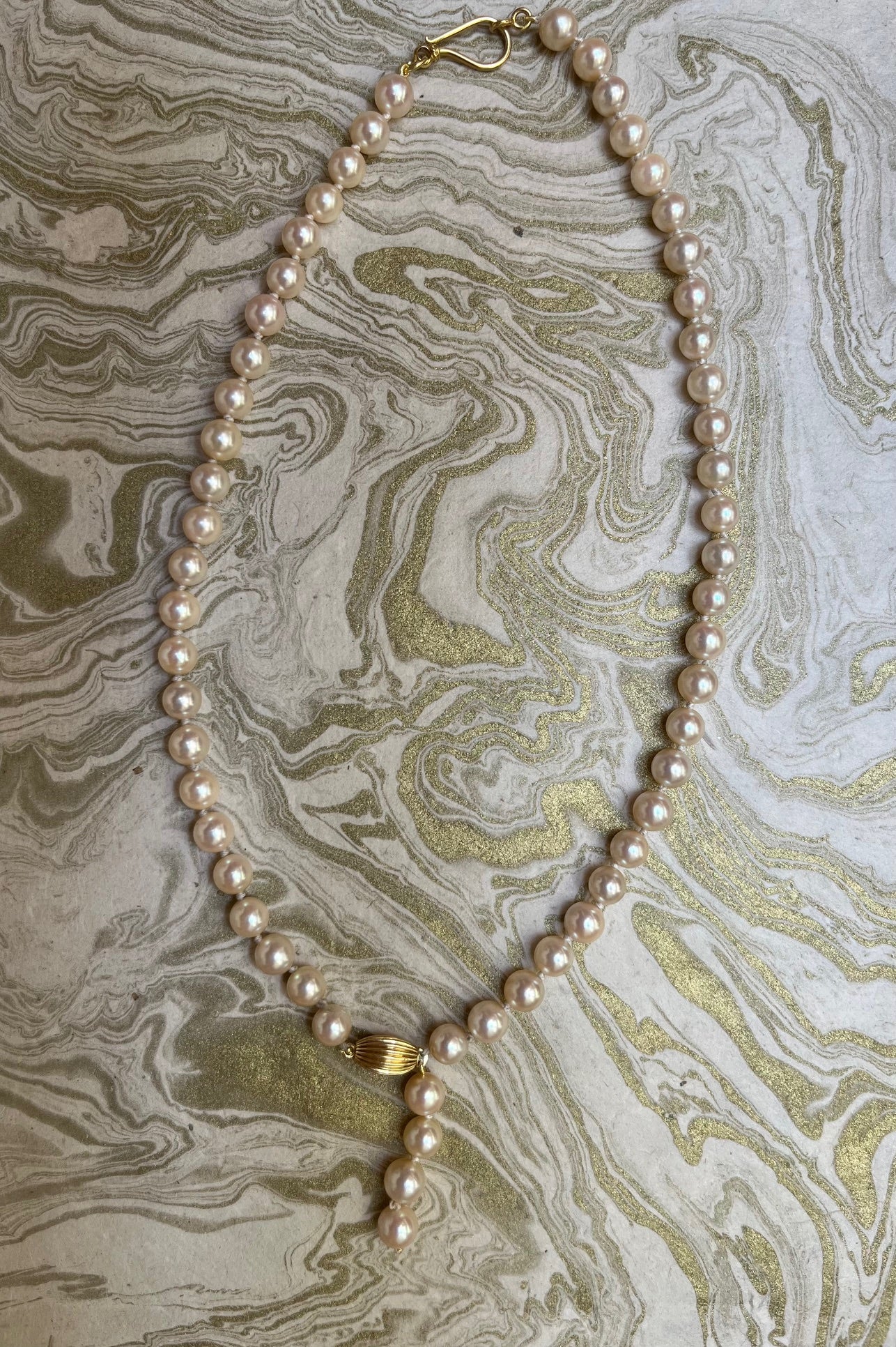 Collier vintage transformé: perles naturelles montées sur fil de soie et fermoirs en or jaune