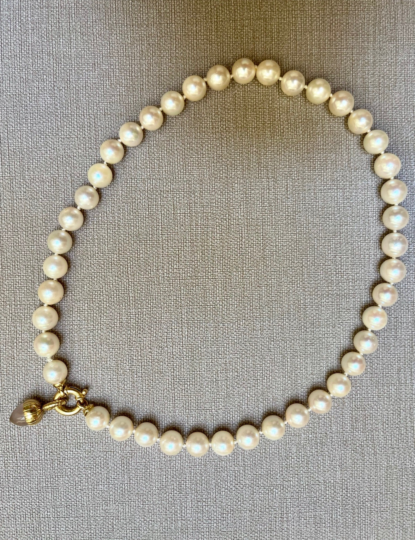 Collier vintage transformé: perles naturelles montées sur fil de soie et fermoir en or jaune