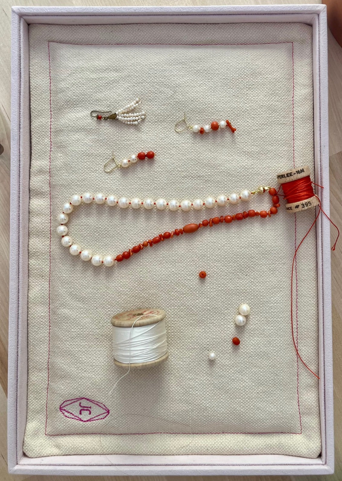 Collier vintage transformé: perles de culture montées sur fil de soie orangé, et corail naturel