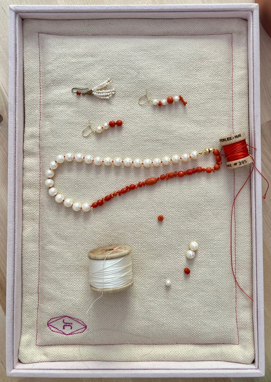Collier vintage transformé: perles de culture montées sur fil de soie orangé, et corail naturel