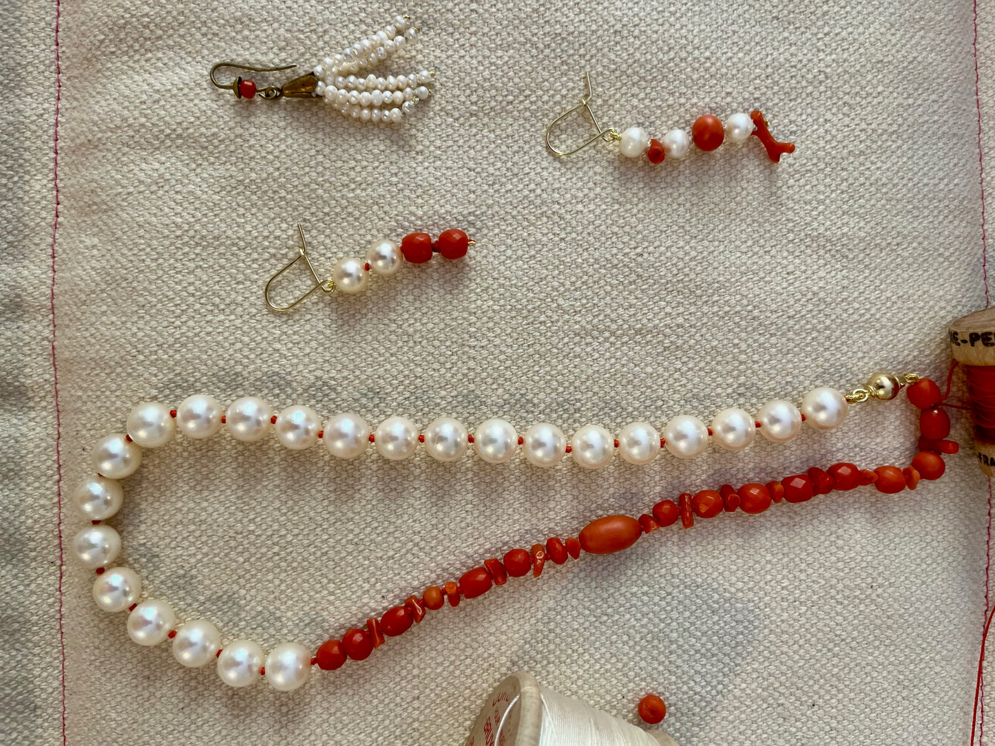 Collier vintage transformé: perles de culture montées sur fil de soie orangé, et corail naturel