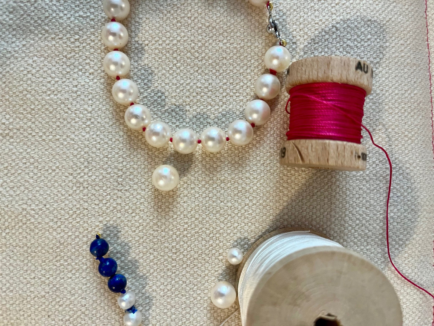 Bracelet en perles naturelles montées sur fil de soie coloré
