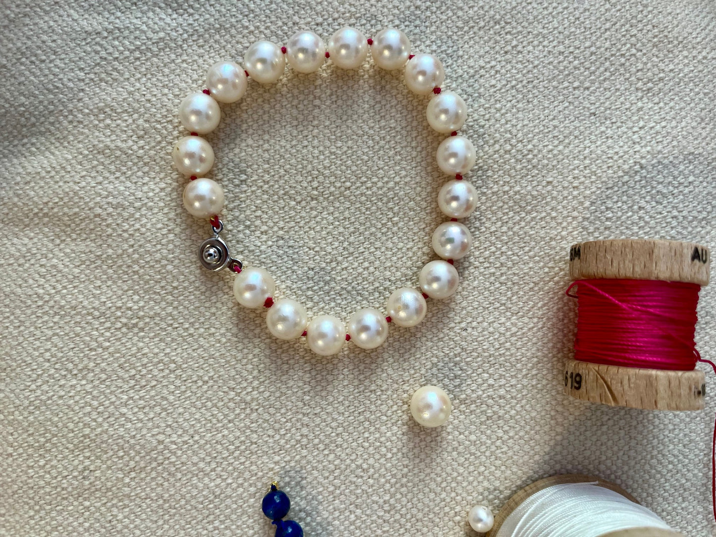 Bracelet en perles naturelles montées sur fil de soie coloré