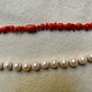 Collier vintage transformé: perles de culture montées sur fil de soie orangé, et corail naturel