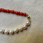 Collier vintage transformé: perles de culture montées sur fil de soie orangé, et corail naturel