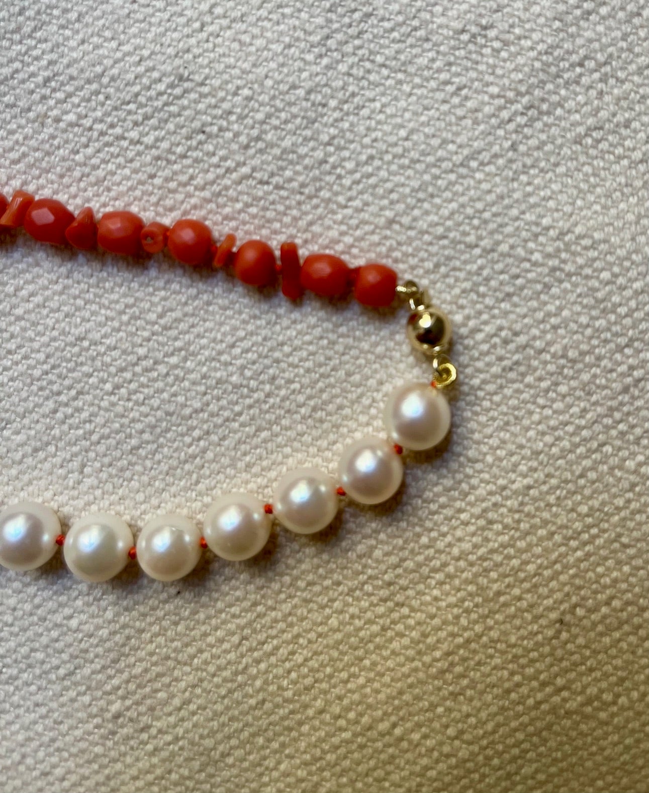 Collier vintage transformé: perles de culture montées sur fil de soie orangé, et corail naturel