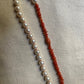 Collier vintage transformé: perles de culture montées sur fil de soie orangé, et corail naturel