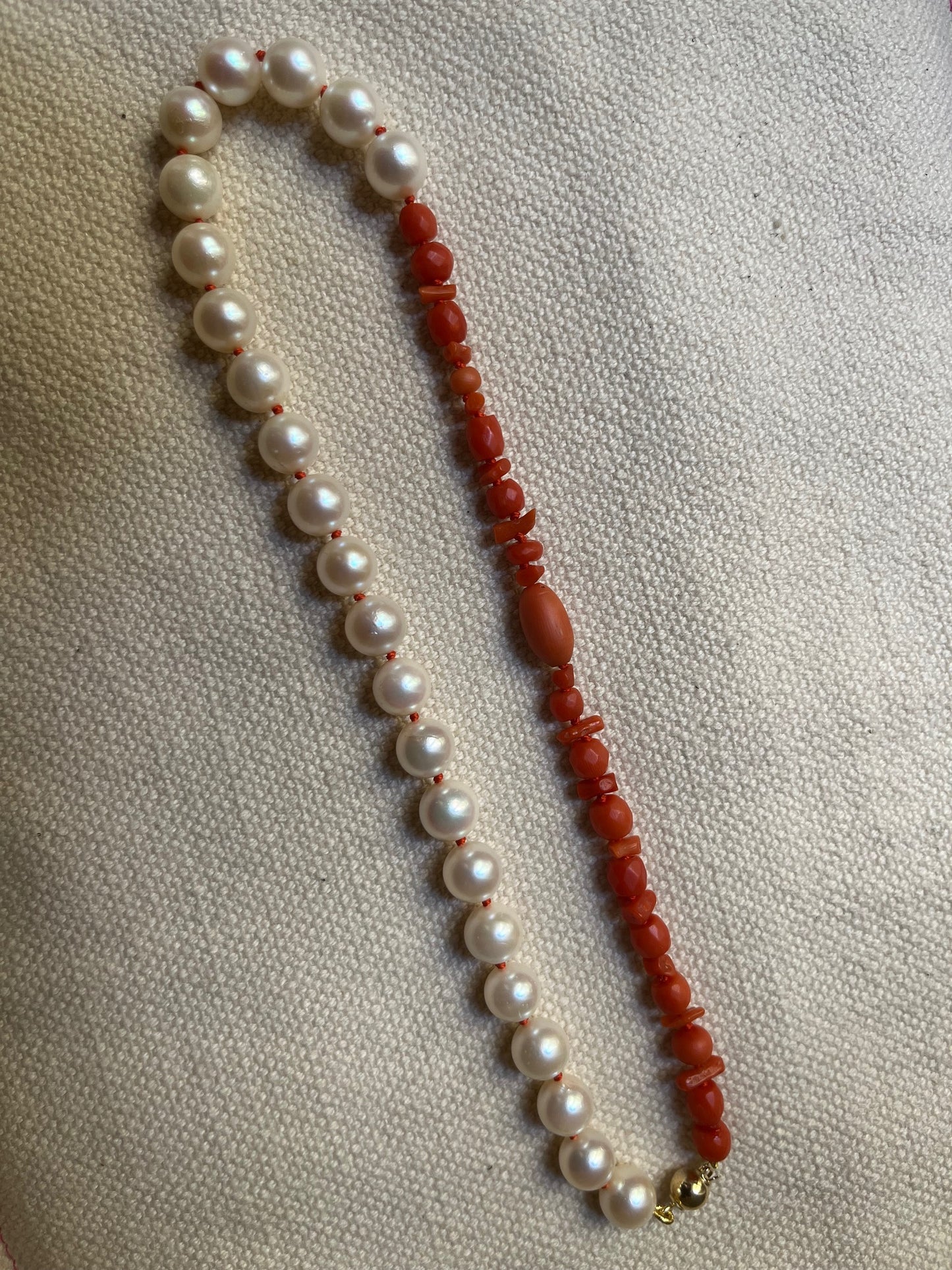 Collier vintage transformé: perles de culture montées sur fil de soie orangé, et corail naturel